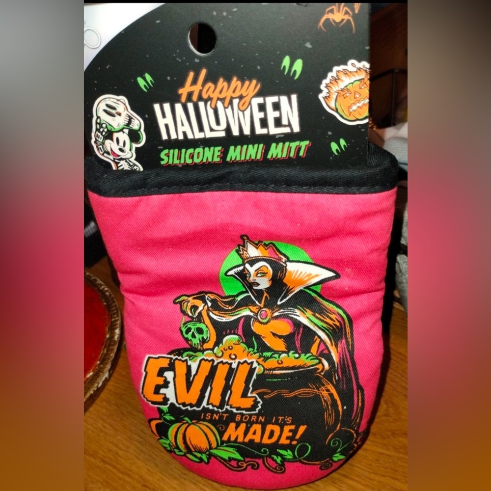 NWT Disney Halloween kitchen and towel set!